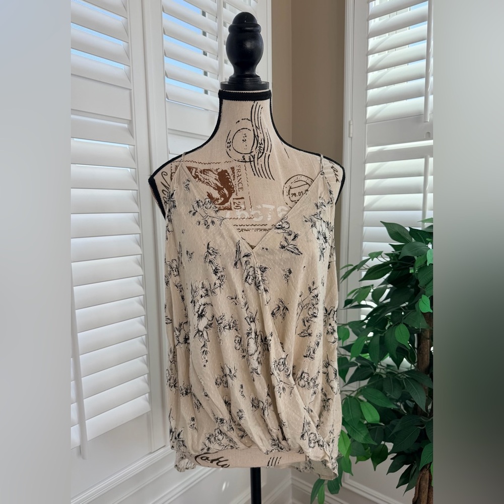 LUSH Gathered Hem Sleeveless Floral Top in Cream and Black Size Large